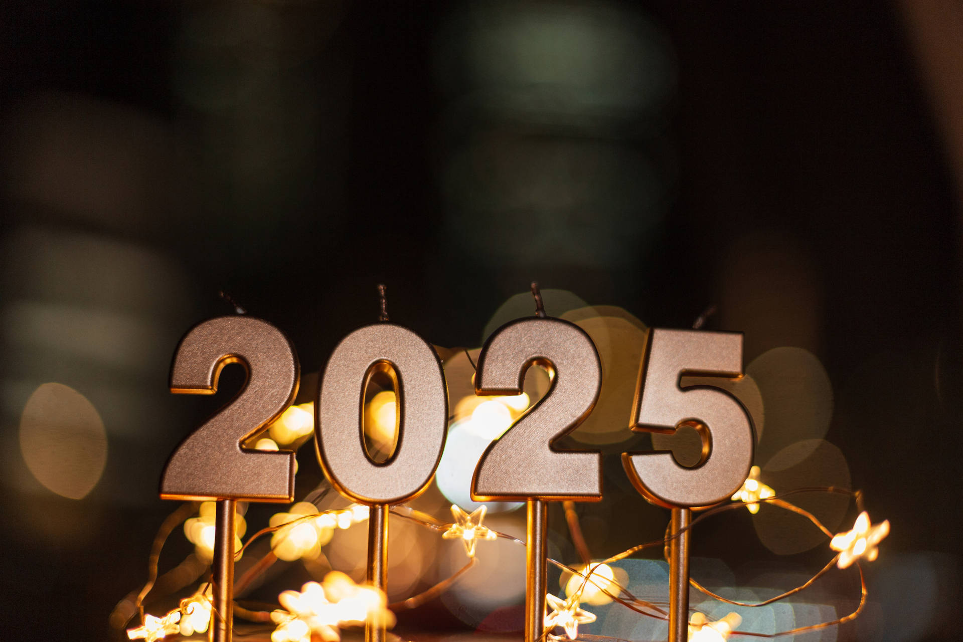 A gold sign displaying "2025"